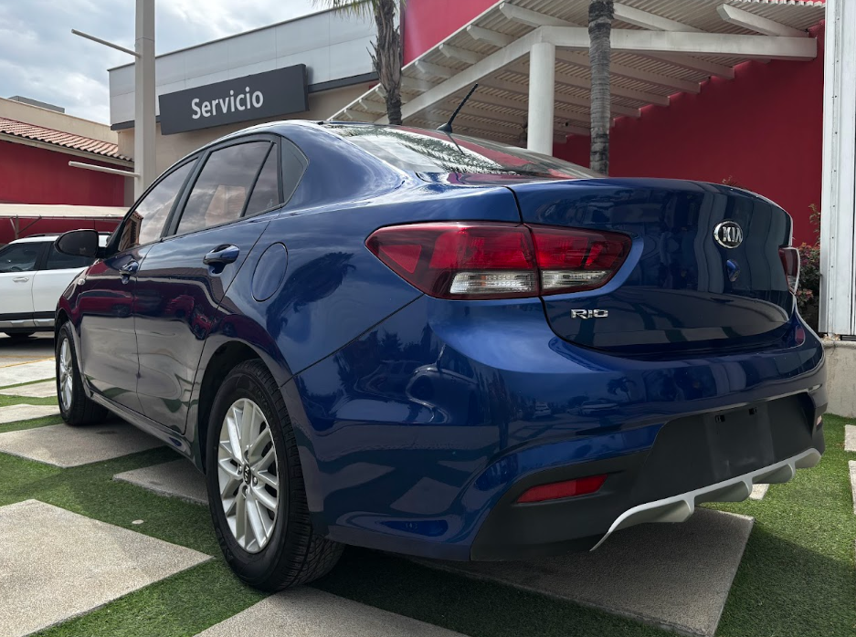 KIA Rio Lateral derecho 6